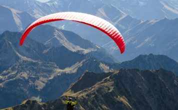 The Best Places for Paragliding: The Science and Beauty of Flying like a Bird