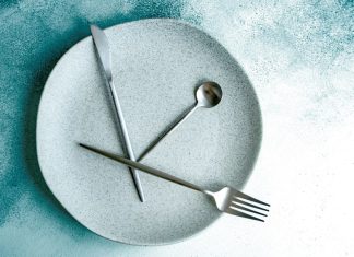 The Benefits and Risks of Intermittent Fasting: How to Create a Safe and Effective Fasting Routine