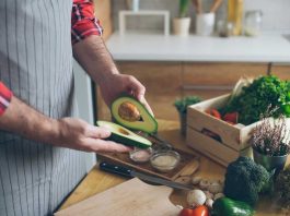 The Benefits and Risks of Low-Carb Diets: Understanding the Science Behind This Popular Diet Trend